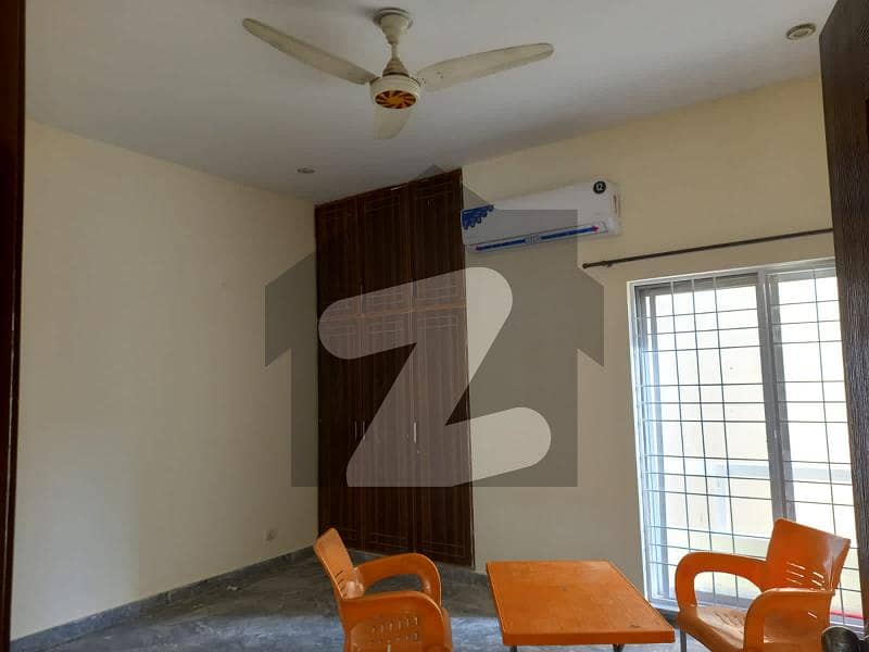 8 MARLA PRIME LOCATION UPER PORTION AVAILABLE FOR RENT IN DHA RAHBAR BLOCK A