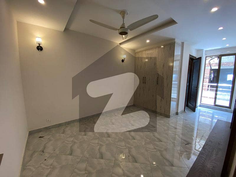 ڈی ایچ اے فیز 8 ڈیفنس (ڈی ایچ اے) لاہور میں 2 کمروں کا 5 مرلہ فلیٹ 1.32 کروڑ میں برائے فروخت۔