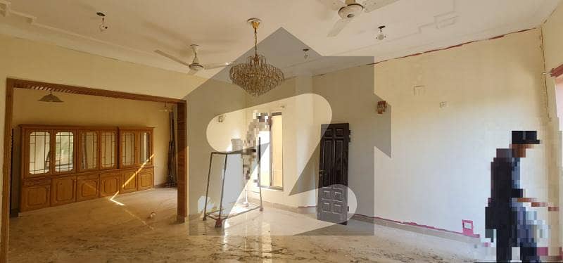 F-11: 666 Yards FULL HOUSE with FULL BASEMENT on MARGALLA ROAD, Double Unit, 8 Bedrooms, Ample Parking, CHINESE will be Preferred, and Rent is $ 2500,