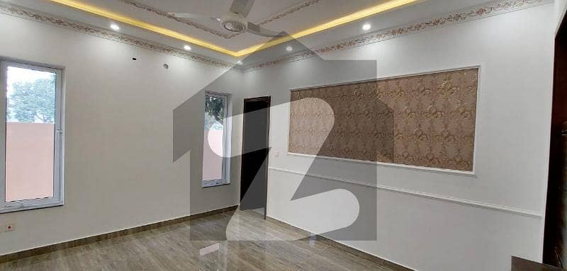 ڈی ایچ اے فیز 4 ڈیفنس (ڈی ایچ اے) لاہور میں 5 کمروں کا 1 کنال مکان 2.5 لاکھ میں کرایہ پر دستیاب ہے۔