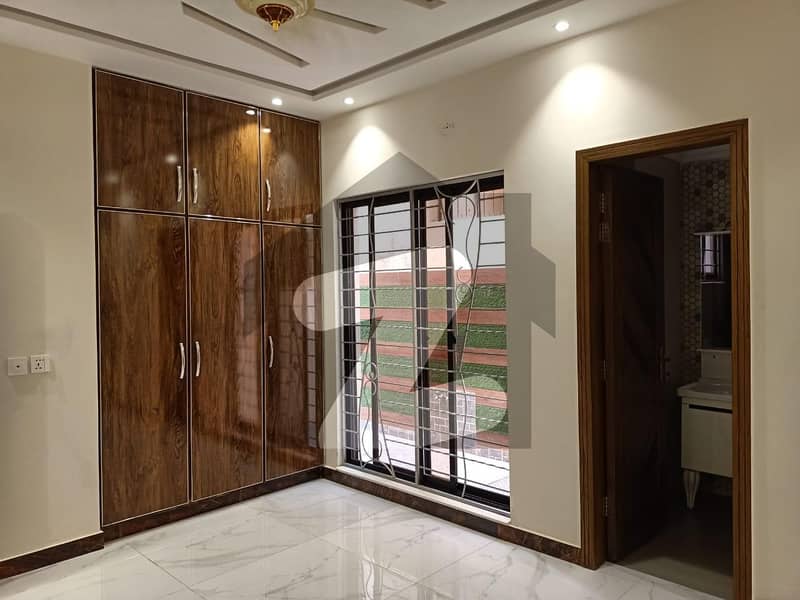 نیسپاک سکیم فیز 3 ڈیفینس روڈ لاہور میں 5 کمروں کا 8 مرلہ مکان 3.05 کروڑ میں برائے فروخت۔