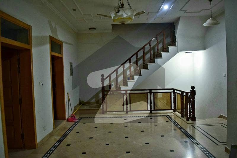 جی ۔ 11/3 جی ۔ 11 اسلام آباد میں 7 کمروں کا 8 مرلہ مکان 7.6 کروڑ میں برائے فروخت۔