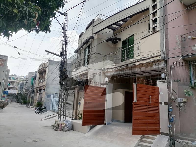 علامہ اقبال ٹاؤن منڈی بہاؤالدین میں 3 کمروں کا 4 مرلہ مکان 1.65 کروڑ میں برائے فروخت۔
