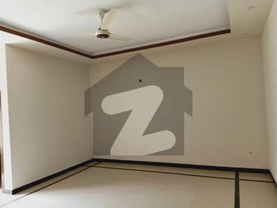 دی ایوینیو 3 ہاؤسنگ سکیم فتح جھنگ میں 5 کمروں کا 10 مرلہ مکان 2.5 کروڑ میں برائے فروخت۔