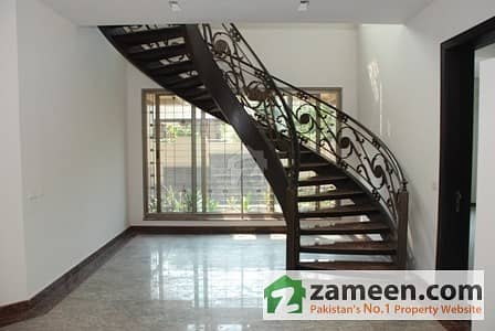 Cantonment main shami road  2 kanal lower portion for rent ,