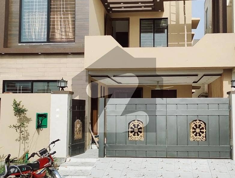 بحریہ نشیمن لاہور میں 5 کمروں کا 8 مرلہ مکان 2.3 کروڑ میں برائے فروخت۔
