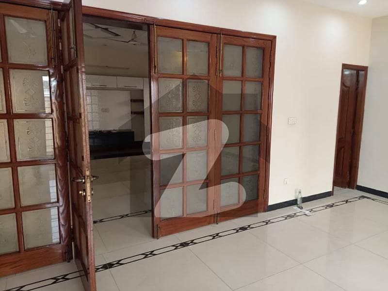 بحریہ ٹاؤن ۔ بلاک سی سی بحریہ ٹاؤن سیکٹرڈی بحریہ ٹاؤن لاہور میں 5 کمروں کا 14 مرلہ مکان 1.3 لاکھ میں کرایہ پر دستیاب ہے۔