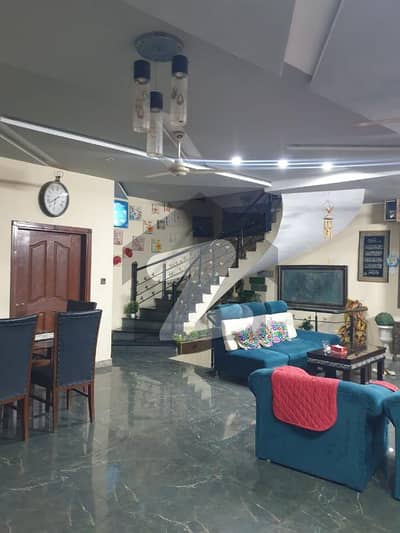 عباسیہ ٹاؤن رحیم یار خان میں 6 کمروں کا 16 مرلہ مکان 3.75 کروڑ میں برائے فروخت۔
