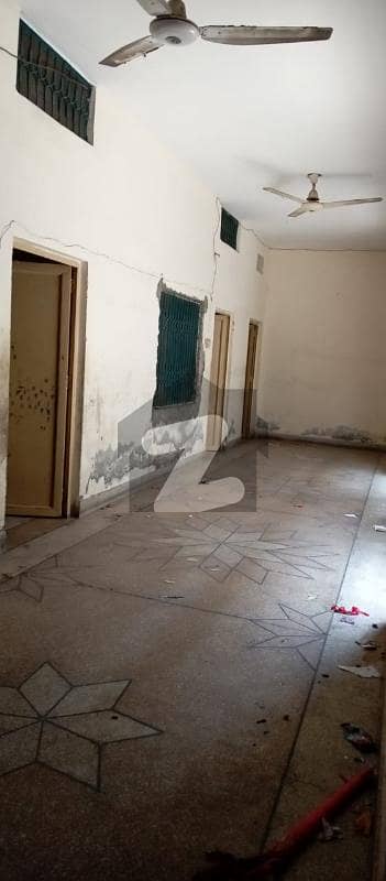 برکی روڈ کینٹ لاہور میں 3 کمروں کا 12 مرلہ مکان 37 ہزار میں کرایہ پر دستیاب ہے۔