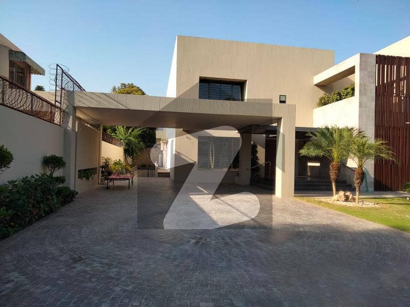 A DECENT HOUSE 2000 SQYRDS F-7 IS AVAILABLE FOR SALE