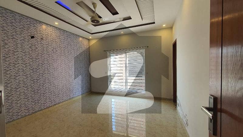 10 Marla Like New House Available For Rent In Bahria Town Lahore.