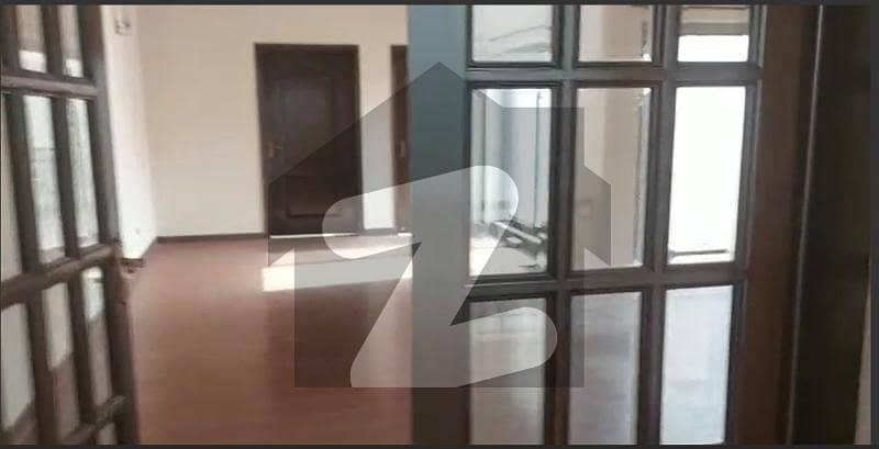 Luxurious kanal House Phase 5 for rent