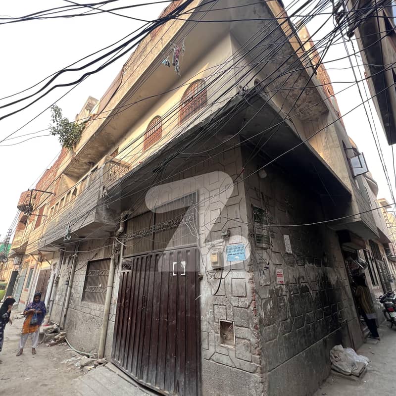 الفیصل ٹاؤن لاہور میں 6 کمروں کا 3 مرلہ مکان 88.0 لاکھ میں برائے فروخت۔