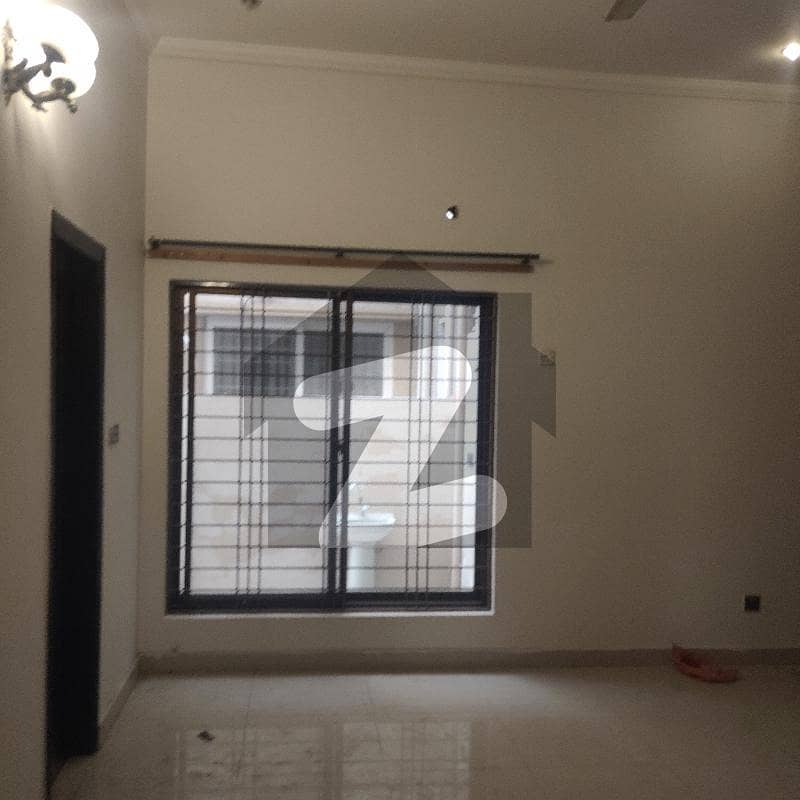 بحریہ ٹاؤن جاسمین بلاک بحریہ ٹاؤن سیکٹر سی بحریہ ٹاؤن لاہور میں 5 کمروں کا 10 مرلہ مکان 1.2 لاکھ میں کرایہ پر دستیاب ہے۔