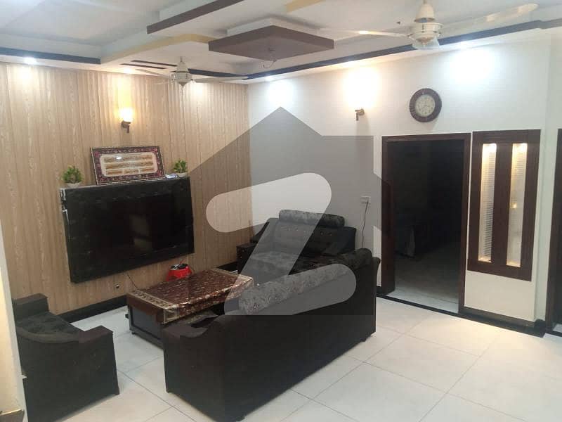 کینال بینک ہاؤسنگ سکیم لاہور میں 5 کمروں کا 10 مرلہ مکان 4 کروڑ میں برائے فروخت۔