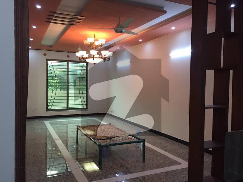 سوان گارڈن اسلام آباد میں 7 کمروں کا 10 مرلہ مکان 1.1 لاکھ میں کرایہ پر دستیاب ہے۔