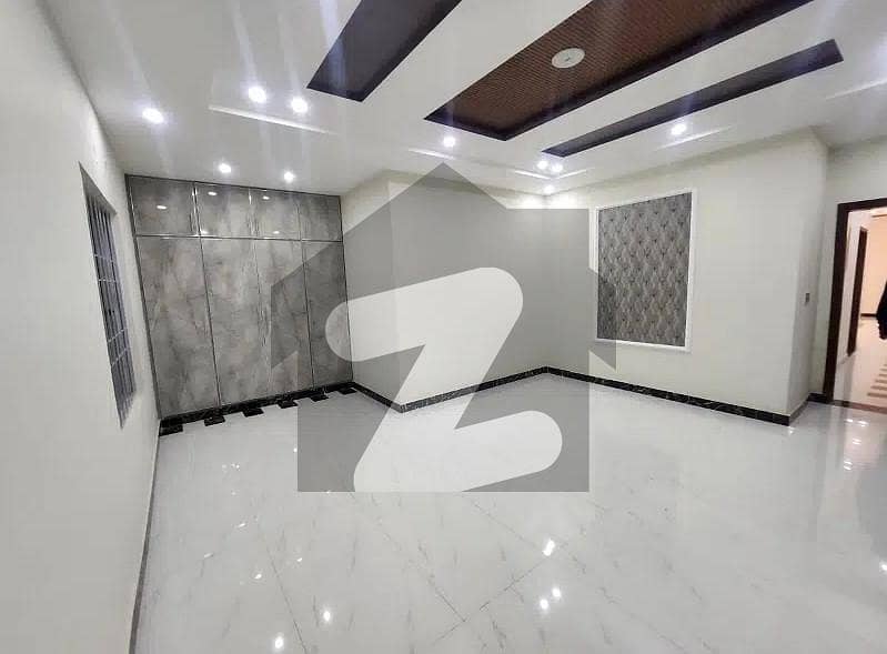 وحید برادر کالونی لاہور میں 5 کمروں کا 6 مرلہ مکان 1.95 کروڑ میں برائے فروخت۔
