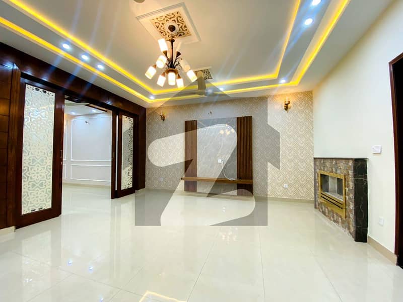 Solid Construction 5 Bed Room Near To Masjid And Park