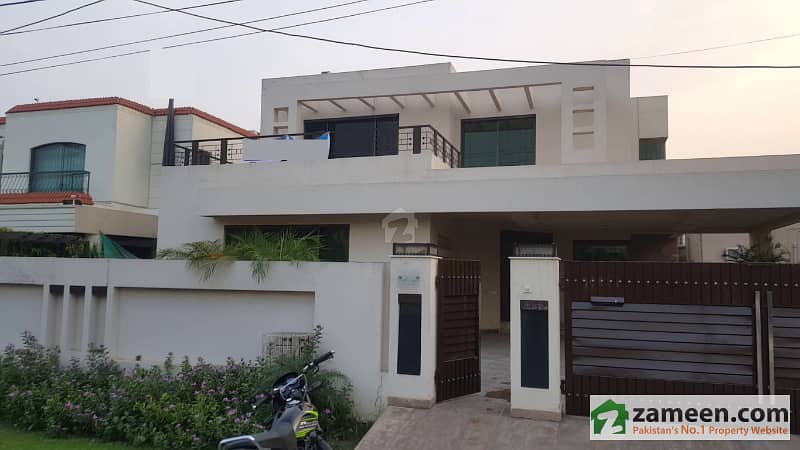 DHA One Kanal Well Maintained Prime Location Bungalow Near DD Market