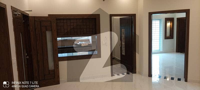 بحریہ ٹاؤن اقبال بلاک بحریہ ٹاؤن سیکٹر ای بحریہ ٹاؤن لاہور میں 3 کمروں کا 10 مرلہ بالائی پورشن 52 ہزار میں کرایہ پر دستیاب ہے۔