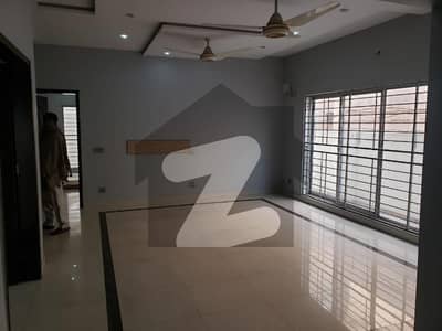 1 Kanal Commercial House Is Available For Rent