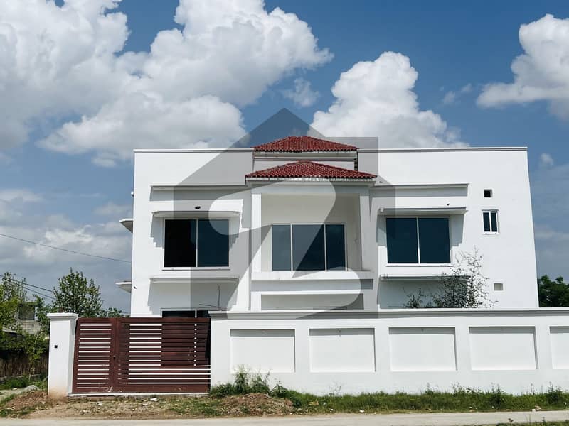 10 Marla Conner Beautiful House for Sale Park Road Islamabad