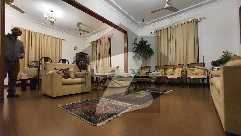 500 sq yds Bungalow on khayaban e Saadi 500 sq yds Bungalow on khayaban e Saadi