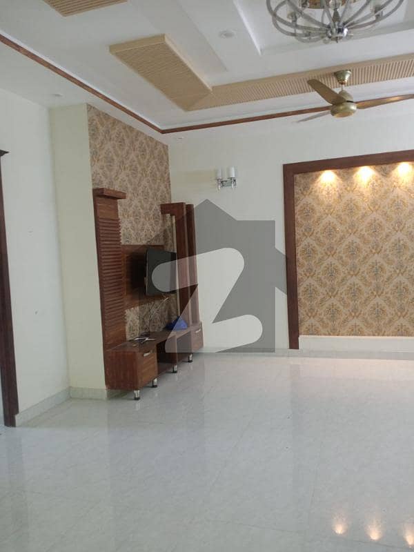 فارمانئیٹس ہاؤسنگ سکیم لاہور میں 5 کمروں کا 10 مرلہ مکان 1.2 لاکھ میں کرایہ پر دستیاب ہے۔