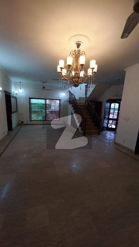 ڈی ایچ اے فیز 8 - بلاک این ڈی ایچ اے فیز 8 ڈیفنس (ڈی ایچ اے) لاہور میں 4 کمروں کا 10 مرلہ مکان 3.56 کروڑ میں برائے فروخت۔