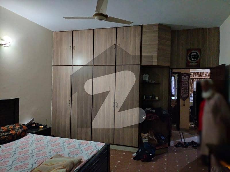 Room Available For Only Single Lady In Jasmeen Line Near Dha Phase 1