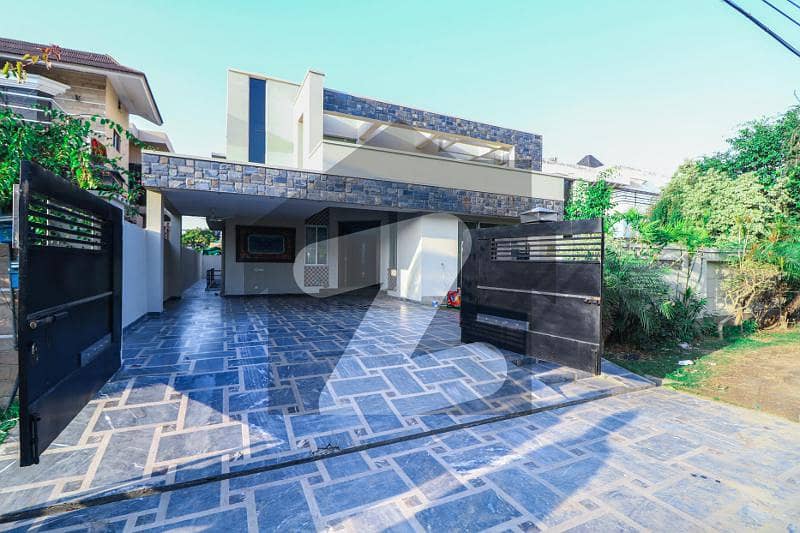 Ultra Modern One Kanal Luxurious Bungalow Near Cakes And Bakes DHA