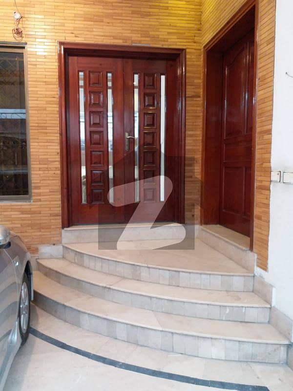 خیابان کالونی 2 فیصل آباد میں 6 کمروں کا 6 مرلہ مکان 1.85 کروڑ میں برائے فروخت۔