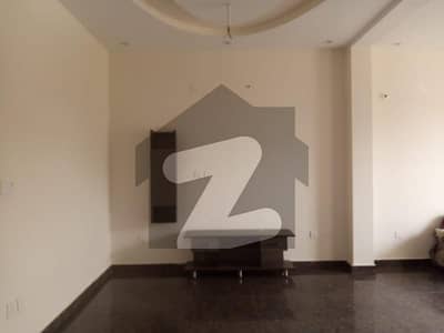 کینال ویلی مین کینال بینک روڈ لاہور میں 2 کمروں کا 3 مرلہ بالائی پورشن 26 ہزار میں کرایہ پر دستیاب ہے۔