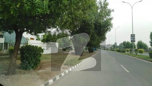 گلبرگ 3 - بلاک ڈی1 گلبرگ 3 گلبرگ لاہور میں 6 کنال رہائشی پلاٹ 84 کروڑ میں برائے فروخت۔