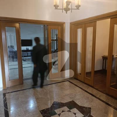 عمران روڈ فیصل آباد میں 4 کمروں کا 1 کنال مکان 4.1 کروڑ میں برائے فروخت۔