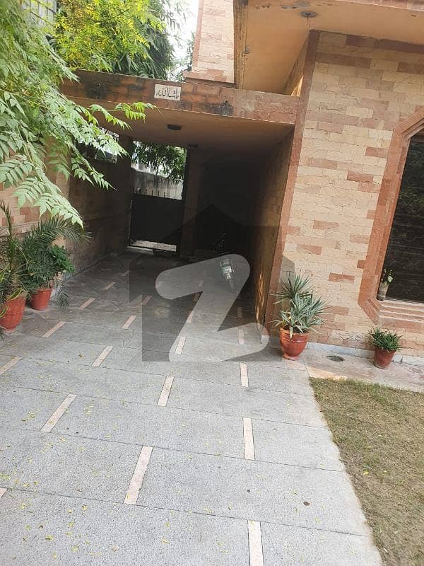 گلبرگ لاہور میں 3 کمروں کا 1 کنال مکان 3.25 لاکھ میں کرایہ پر دستیاب ہے۔