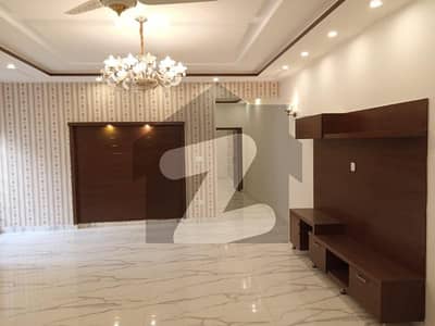 10 Marla Beautiful Brand new house for rent in reasonable price at very hot location