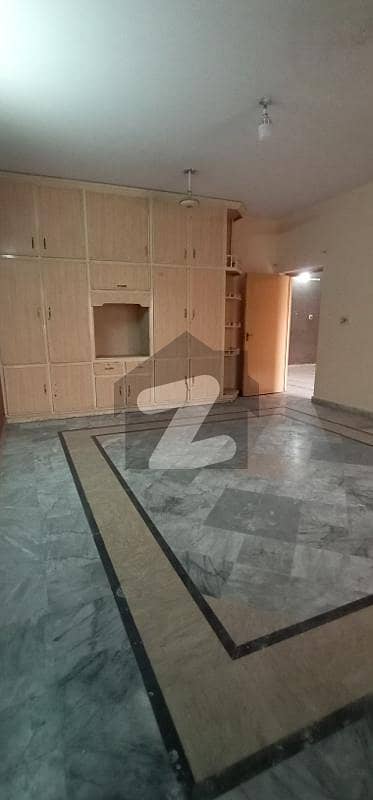 خیابانِ کالونی فیصل آباد میں 3 کمروں کا 10 مرلہ مکان 32.0 ہزار میں کرایہ پر دستیاب ہے۔