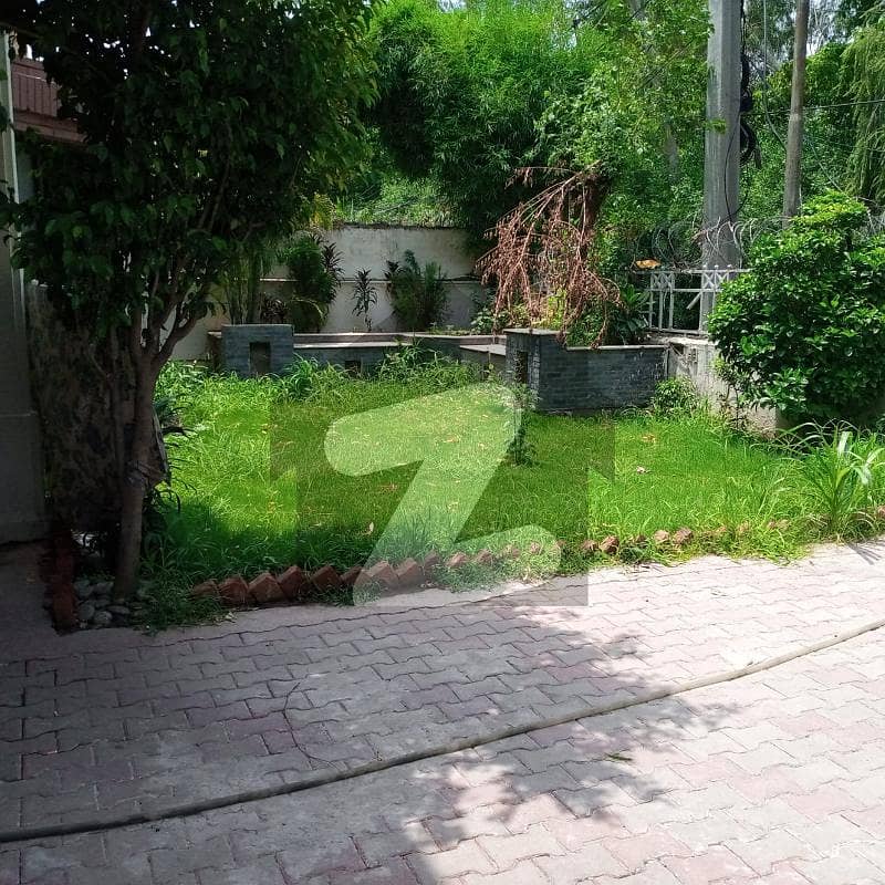 گلبرگ 5 گلبرگ,لاہور میں 8 کمروں کا 1 کنال مکان 5.25 لاکھ میں کرایہ پر دستیاب ہے۔