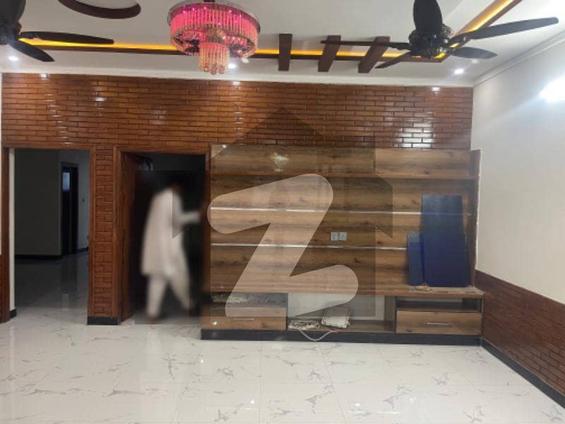ائیرپورٹ ہاؤسنگ سوسائٹی راولپنڈی میں 5 کمروں کا 8 مرلہ مکان 3.6 کروڑ میں برائے فروخت۔