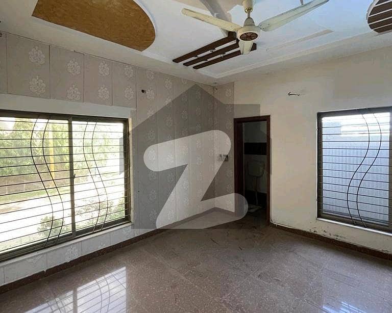 خیابانِ گارڈنز فیصل آباد میں 4 کمروں کا 7 مرلہ مکان 2.35 کروڑ میں برائے فروخت۔