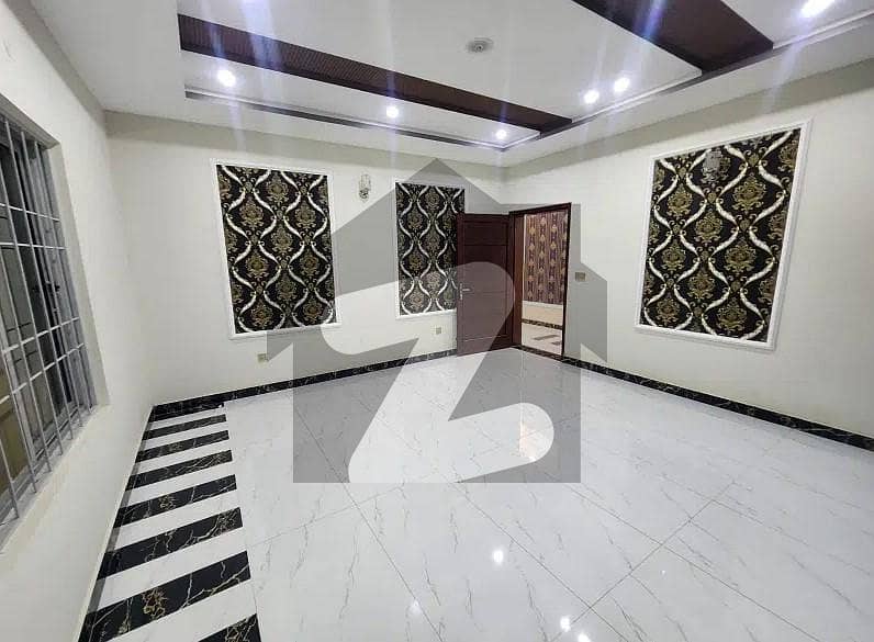 گرین ٹاؤن سیکٹر ڈی 2 لاہور میں 5 کمروں کا 6 مرلہ مکان 1.95 کروڑ میں برائے فروخت۔