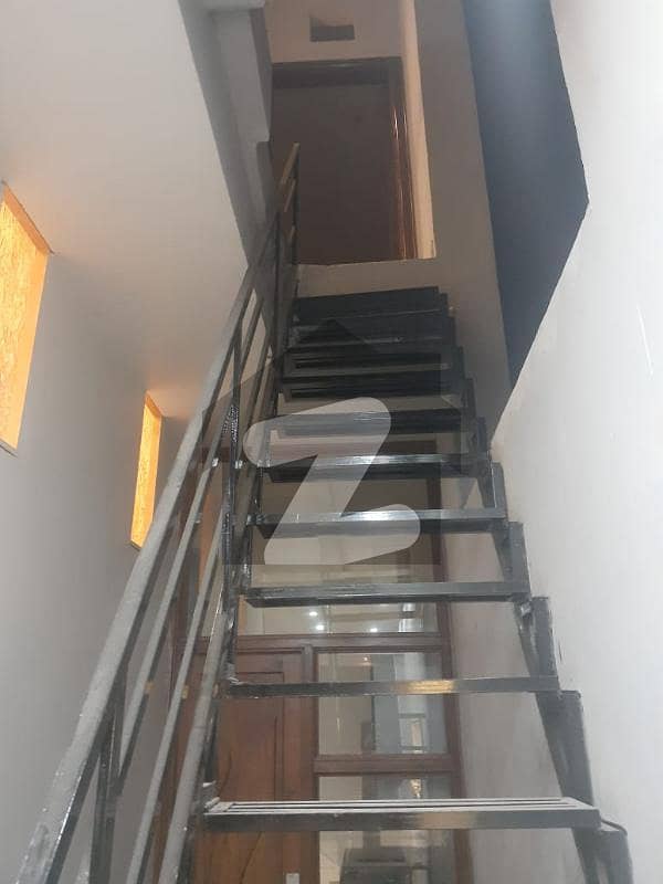 عبداللہ گارڈن فیصل آباد میں 5 کمروں کا 10 مرلہ مکان 5.0 کروڑ میں برائے فروخت۔