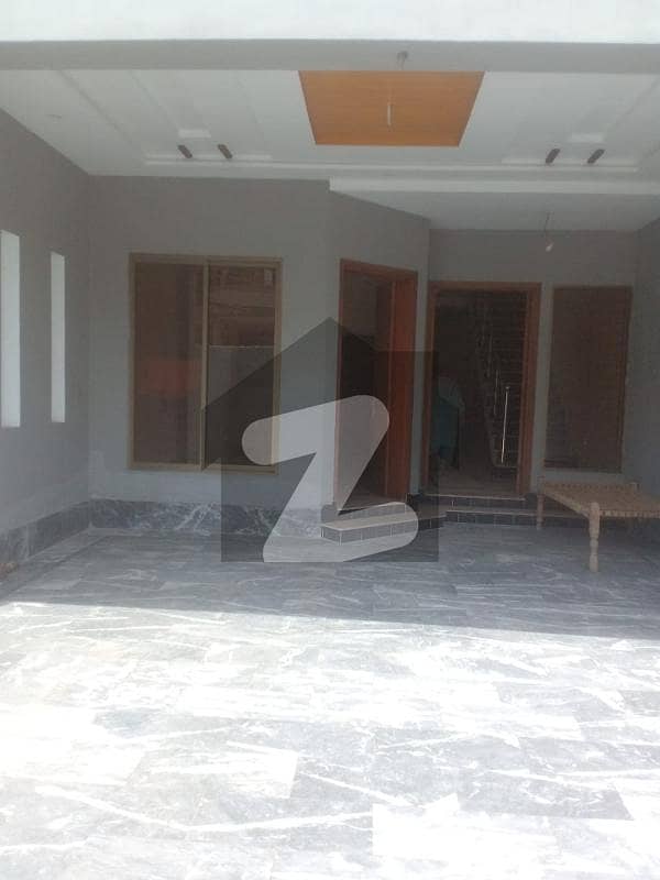 بوسان روڈ ملتان میں 4 کمروں کا 7 مرلہ مکان 1.6 کروڑ میں برائے فروخت۔