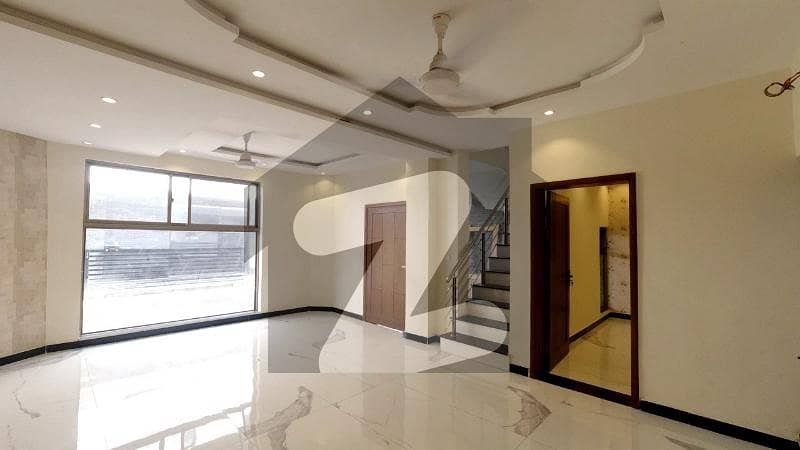علامہ اقبال ٹاؤن ۔ ستلج بلاک علامہ اقبال ٹاؤن لاہور میں 5 کمروں کا 5 مرلہ مکان 2.65 کروڑ میں برائے فروخت۔