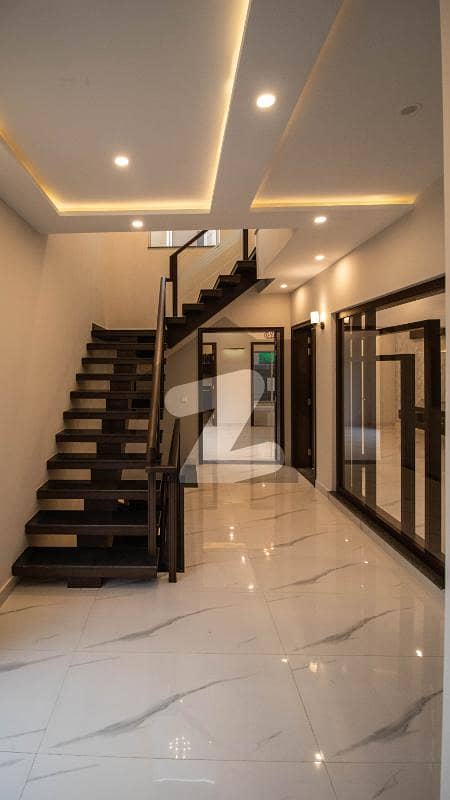 10 Marla Corner 5 Bedroom Luxury House Available For Rent Near to Park Masjid