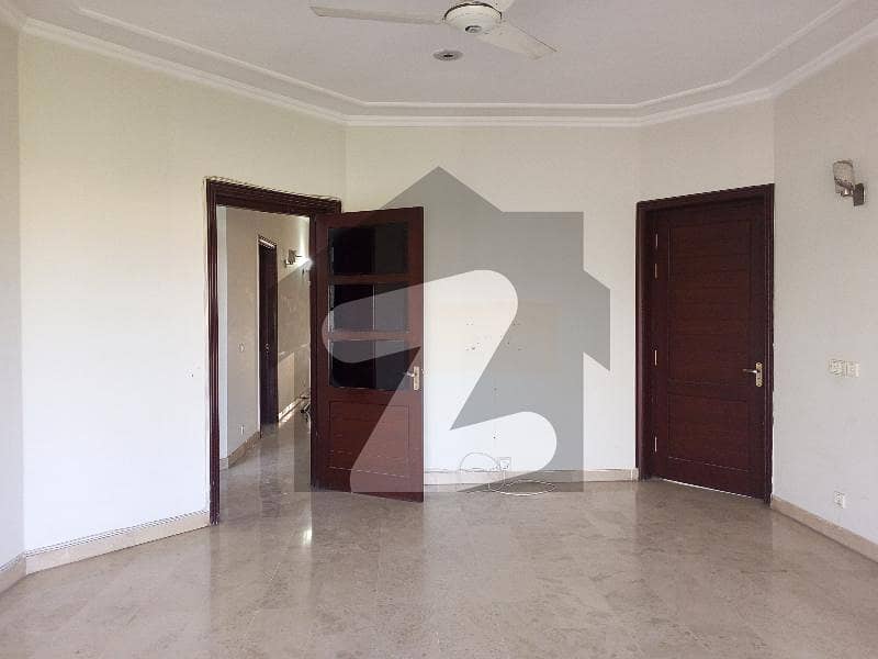 independent Ground portion for rent F11