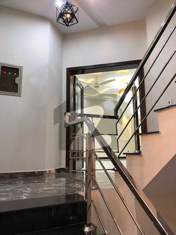 بحریہ ٹاؤن سیکٹر A بحریہ ٹاؤن لاہور میں 5 کمروں کا 10 مرلہ مکان 1 لاکھ میں کرایہ پر دستیاب ہے۔