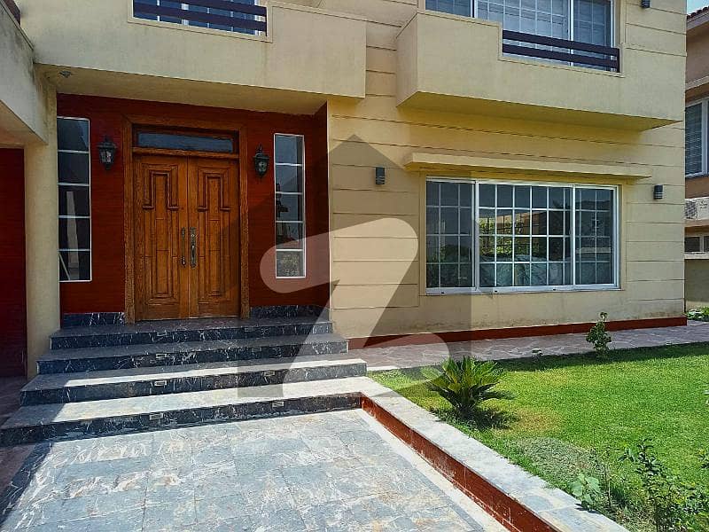 Almost 2 Kanal House At Outstanding Location