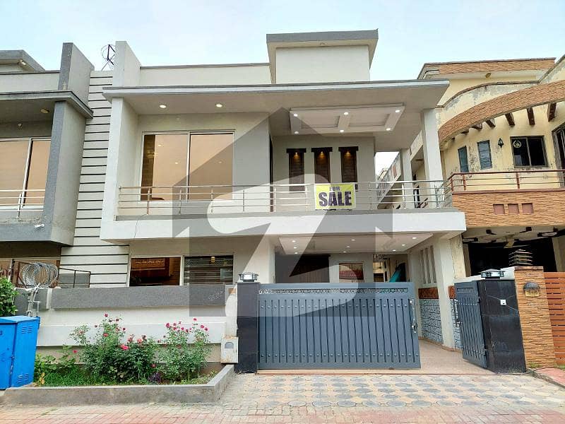 بحریہ ٹاؤن فیز 3 بحریہ ٹاؤن راولپنڈی,راولپنڈی میں 5 کمروں کا 10 مرلہ مکان 4.3 کروڑ میں برائے فروخت۔